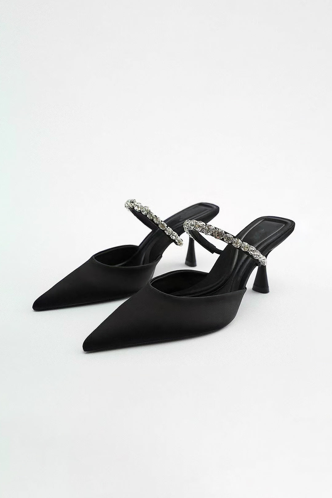 Taşlı Süslenmiş Sivri Uçlu Yüksek Topuklu Sandalet